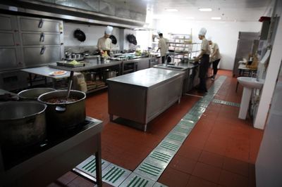 直击后厨 | 大型餐饮单位聚餐多，食品安全更要注重细节（上）——餐饮管理篇